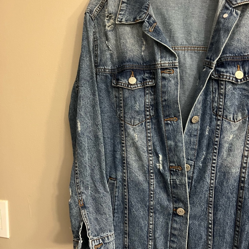 NWOT LONG FULL LENGHT DISTRESSED DENIM JACKET WITH POCKETS - Picture 2 of 6
